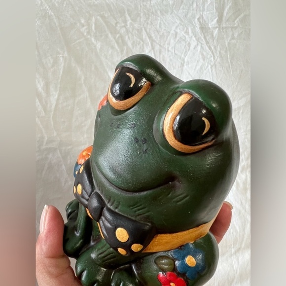Frog Toad Figurine Smiling Hand Painted Ceramic | Signed | Bowtie Flowers - Picture 9 of 9